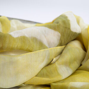 Gelber Schal aus Baumwolle und Seide